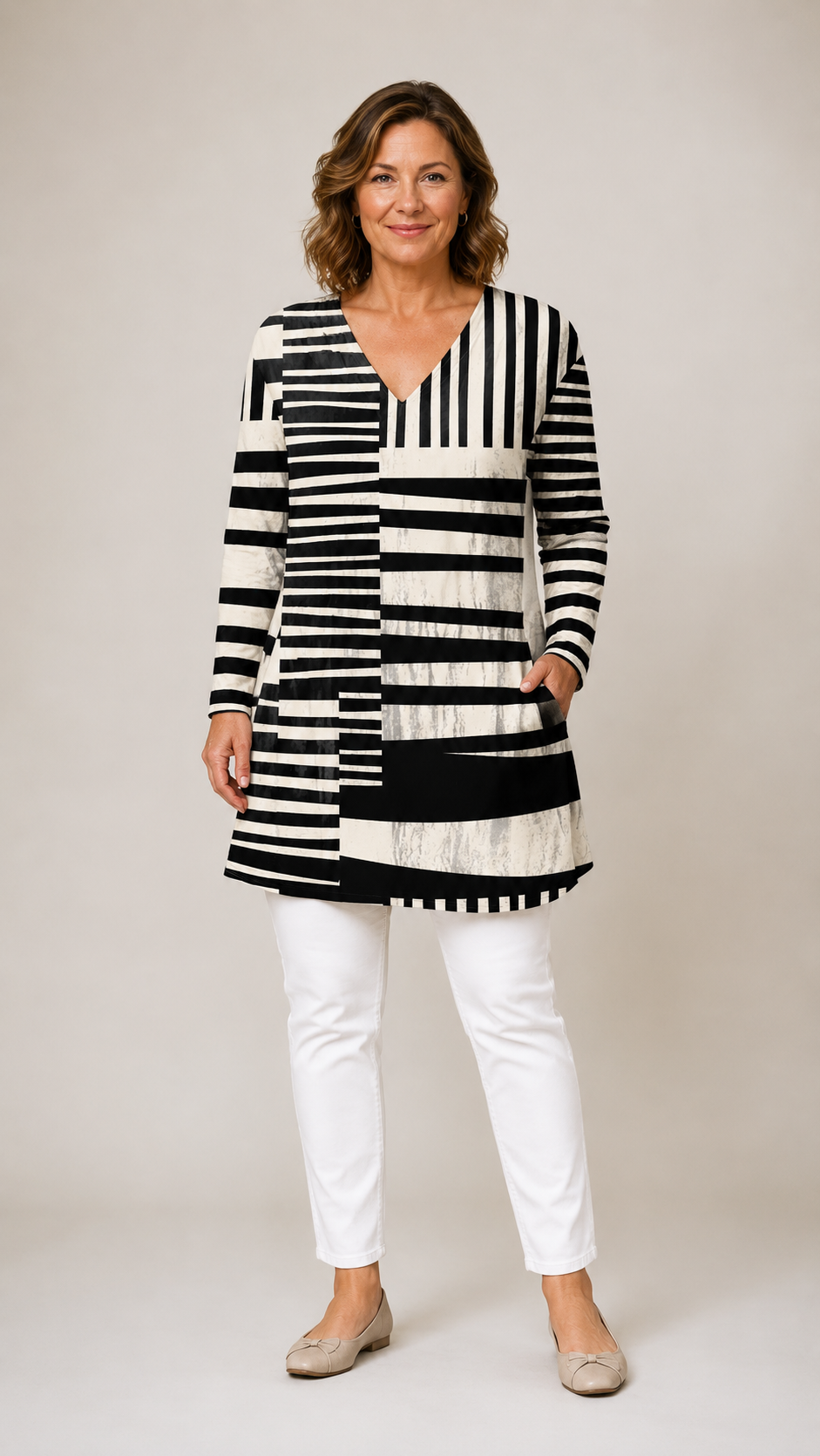 BLACK & WHITE LONG BLOUSE WITH V-NECK