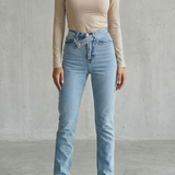 Avelisse – Cross waist detail – Straight leg jeans
