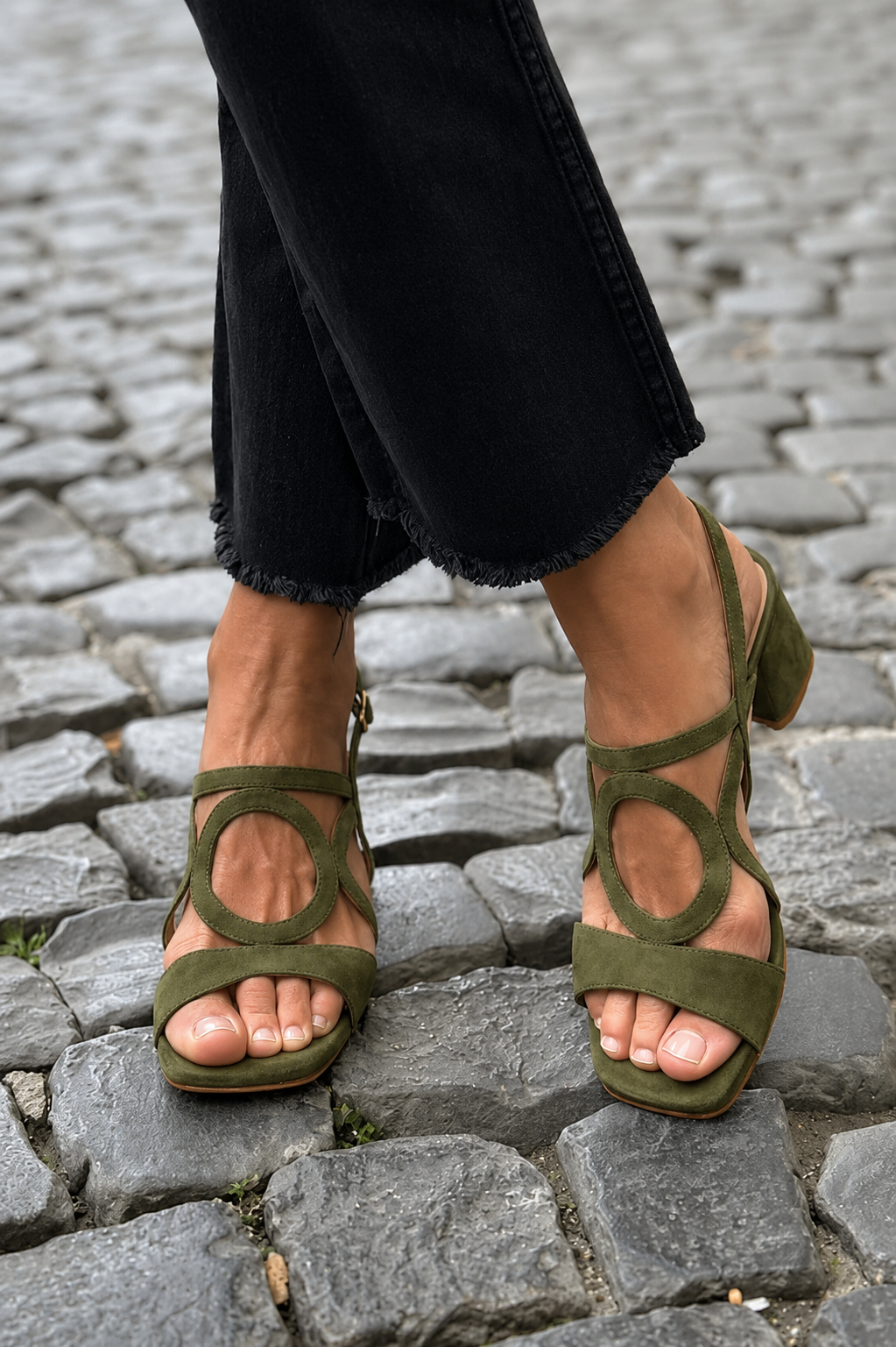 VIVID SUMMER SANDALS