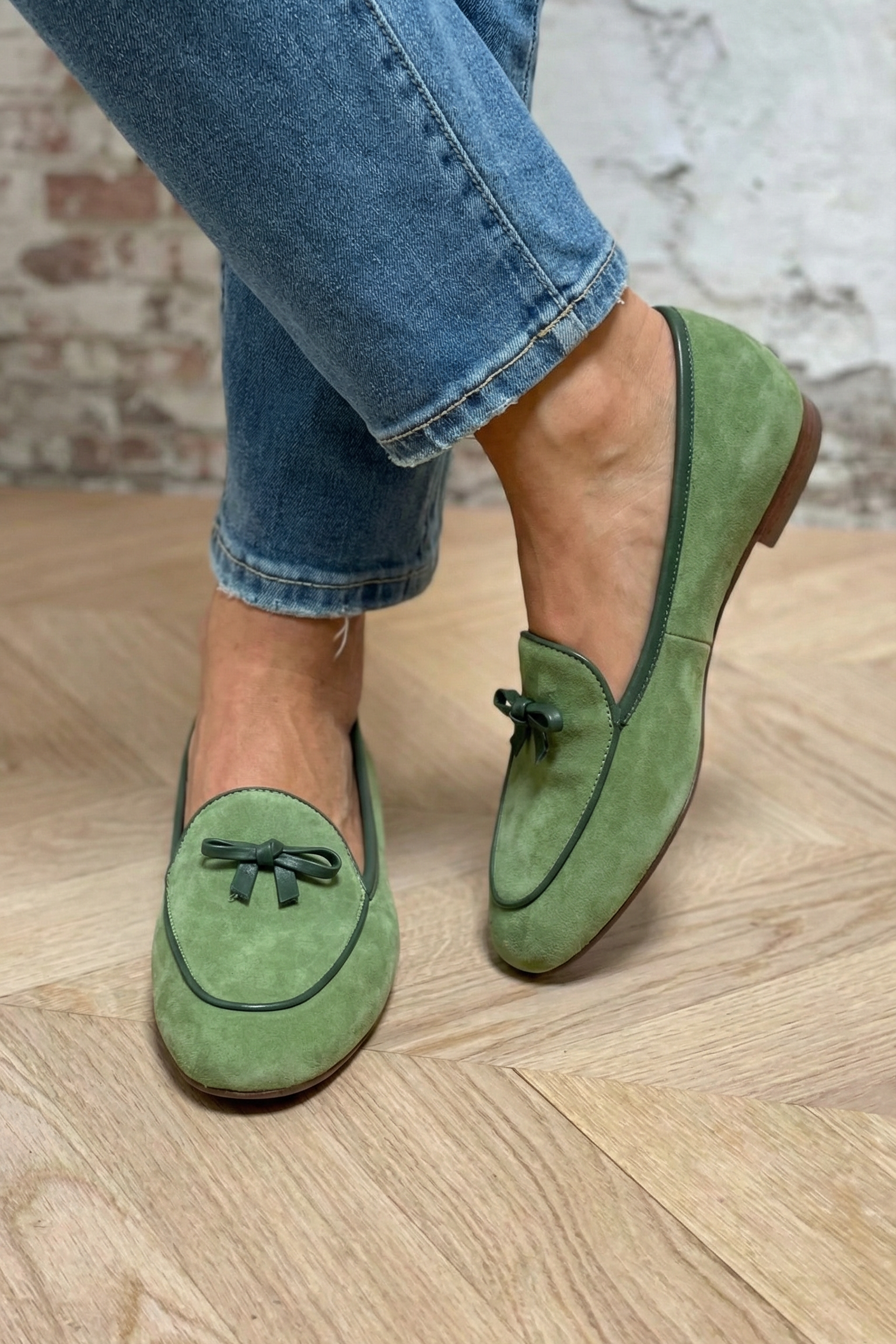 ELEGANT FLAT WITH BOW